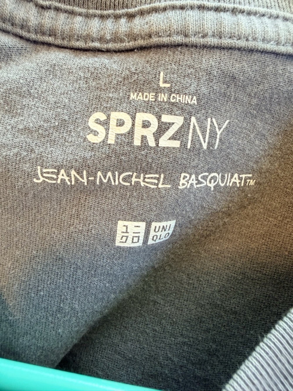 Uniqlo Jean-Michel Basquiat Short Sleeve Tee in Light Gray. NY. - Picture 4 of 4